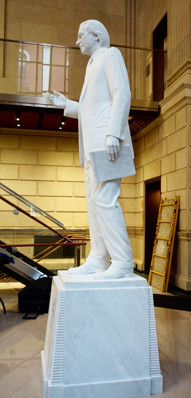 Thomas R. Kline, portrait statue