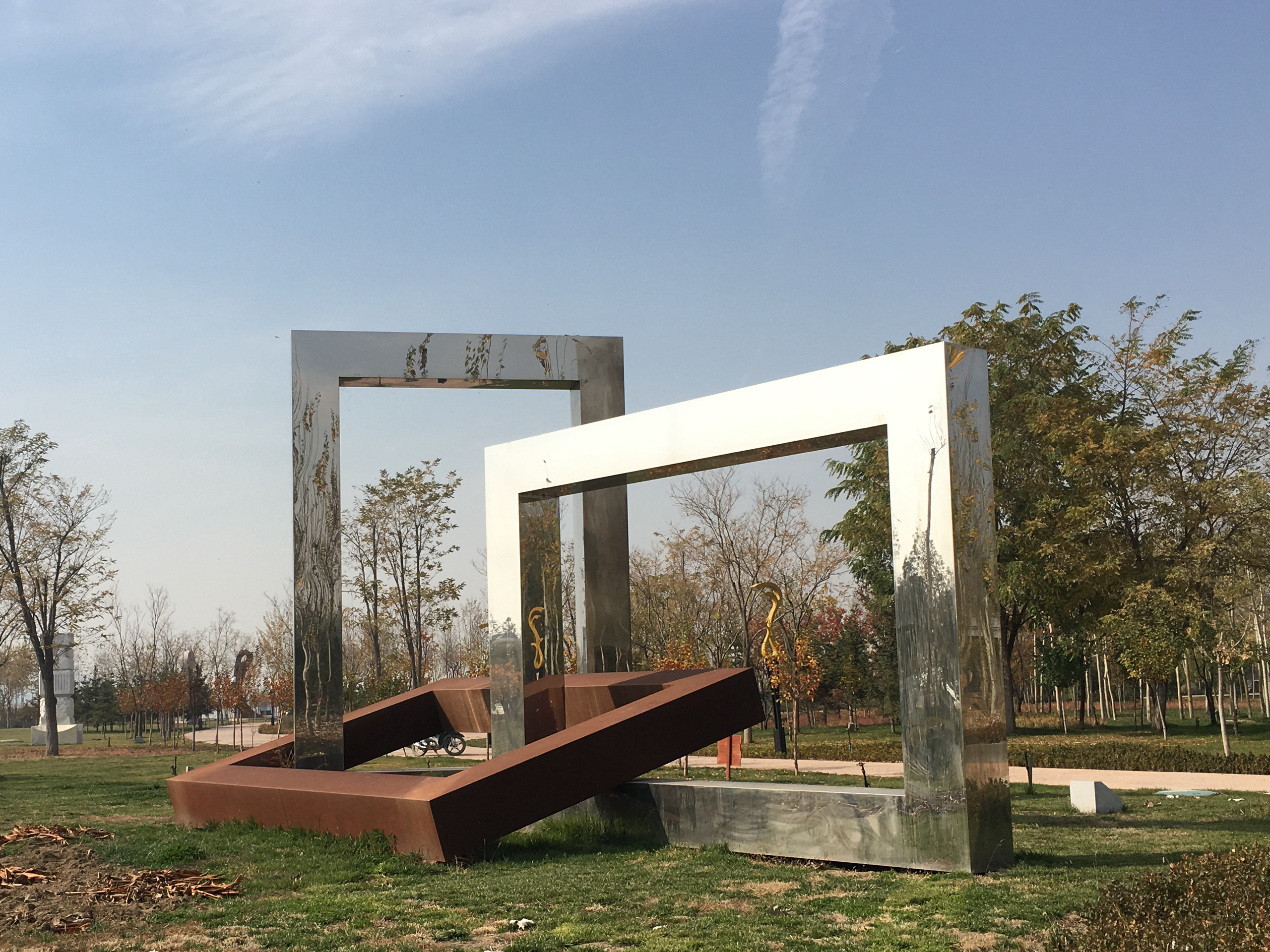 Mirror Stainless Steel and Corten Steel Sculpture in China-Arab Friendship Sculpture Garden
