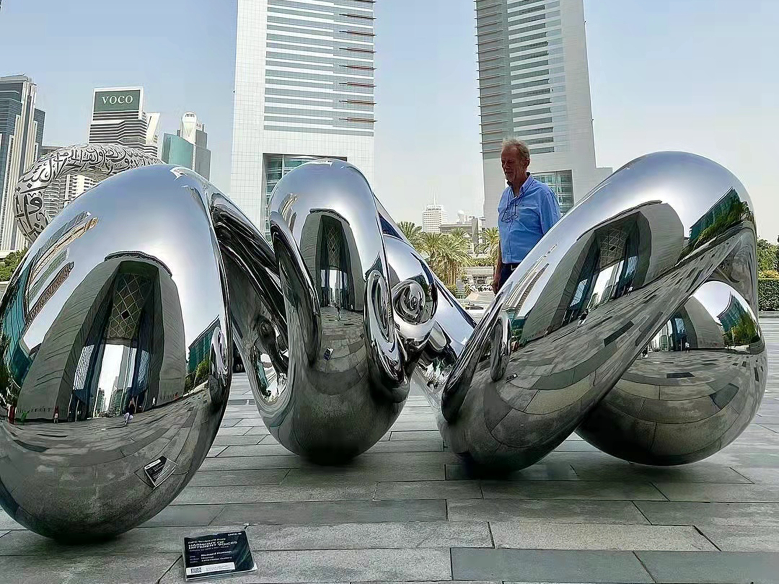 Mirror polishing stainless steel Unwind sculpture in Dubai