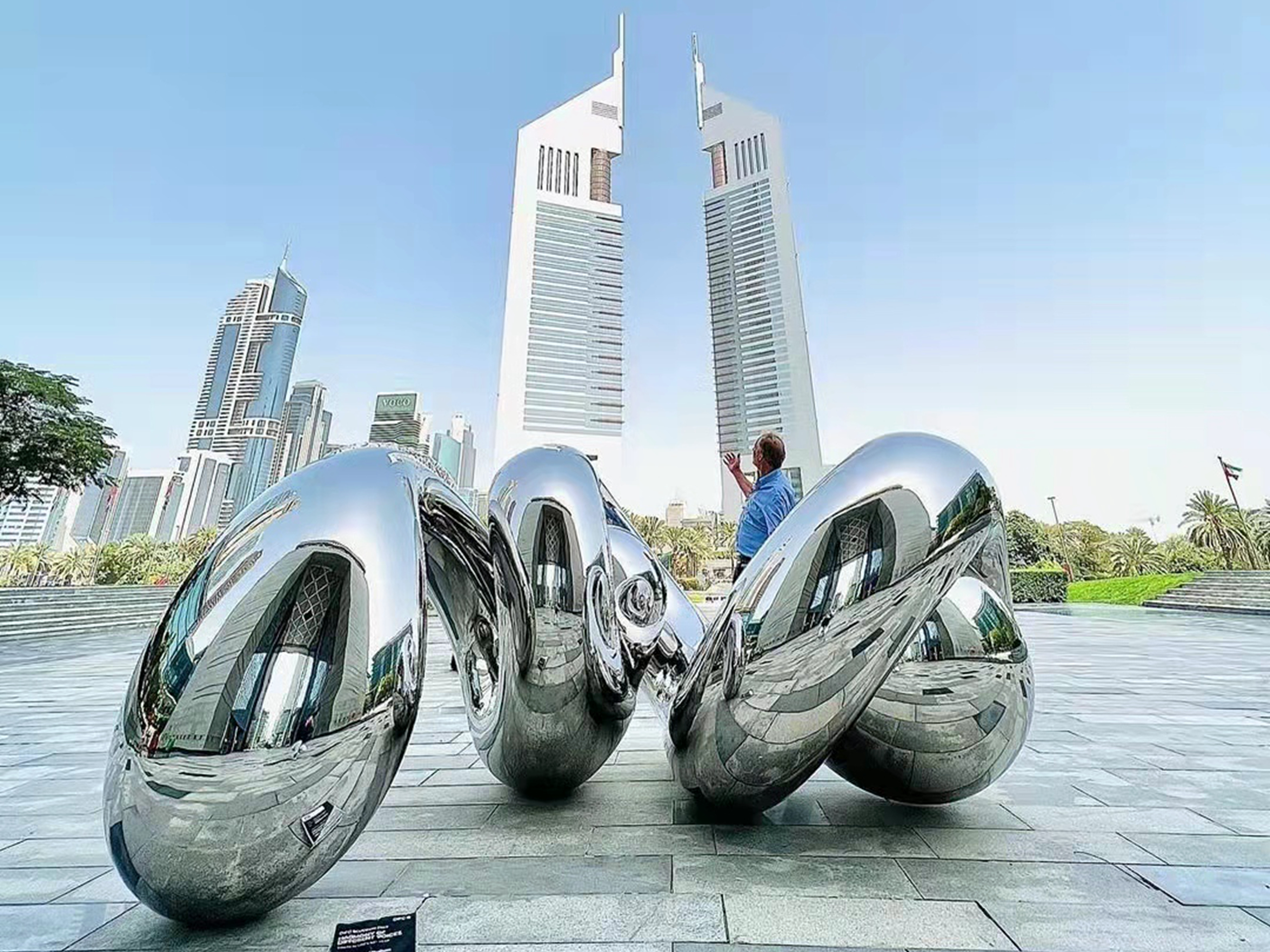 Mirror polishing stainless steel Unwind sculpture in Dubai