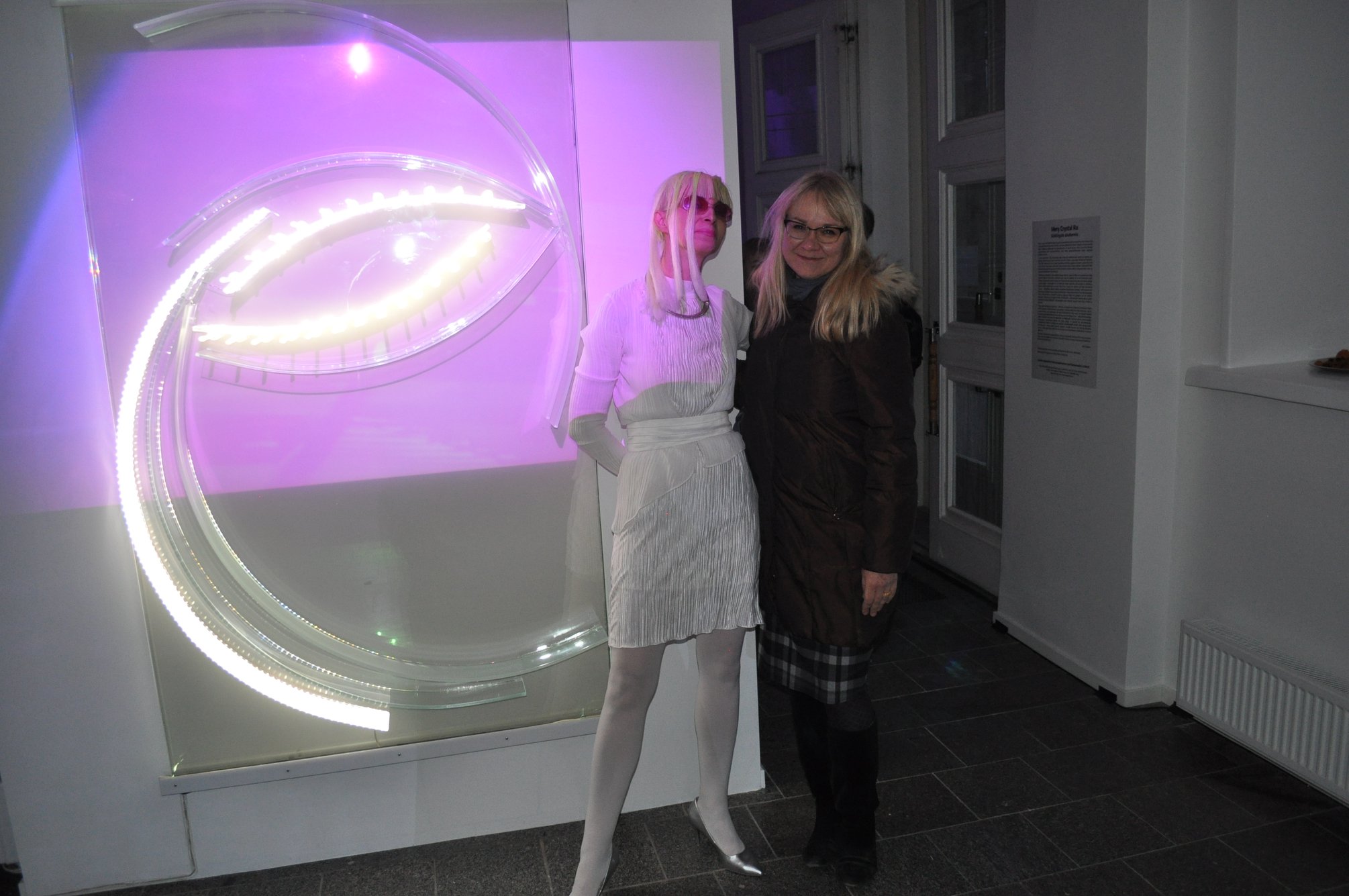 GLIMPSE & TOUCH / Transformative  glass sculpture- smart glass- video -LED wall