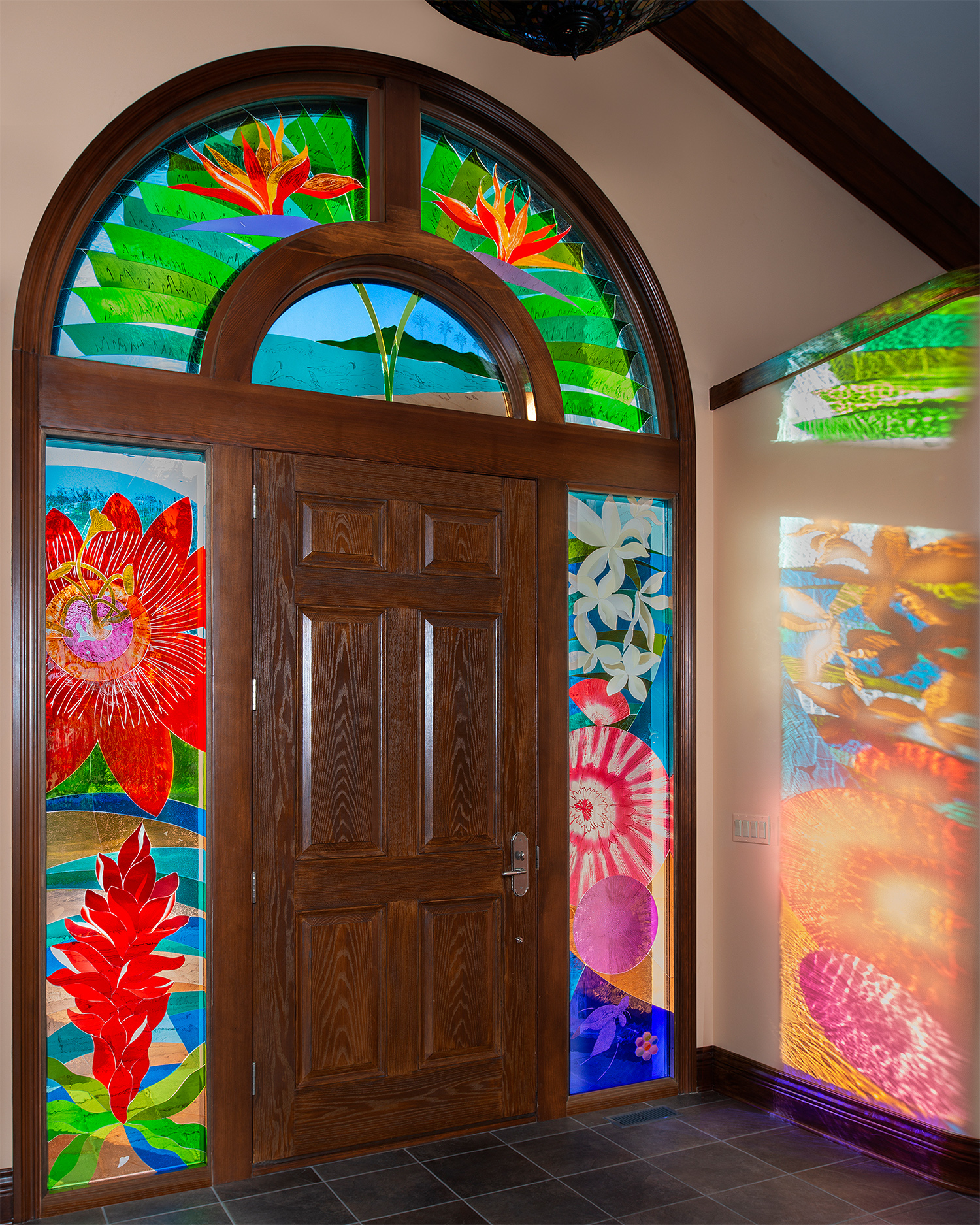 “Paradise,” an Entry Full of Life and Color Welcomes You